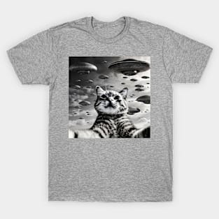 Selfie of Funny Cat And Aliens UFO 2 T-Shirt